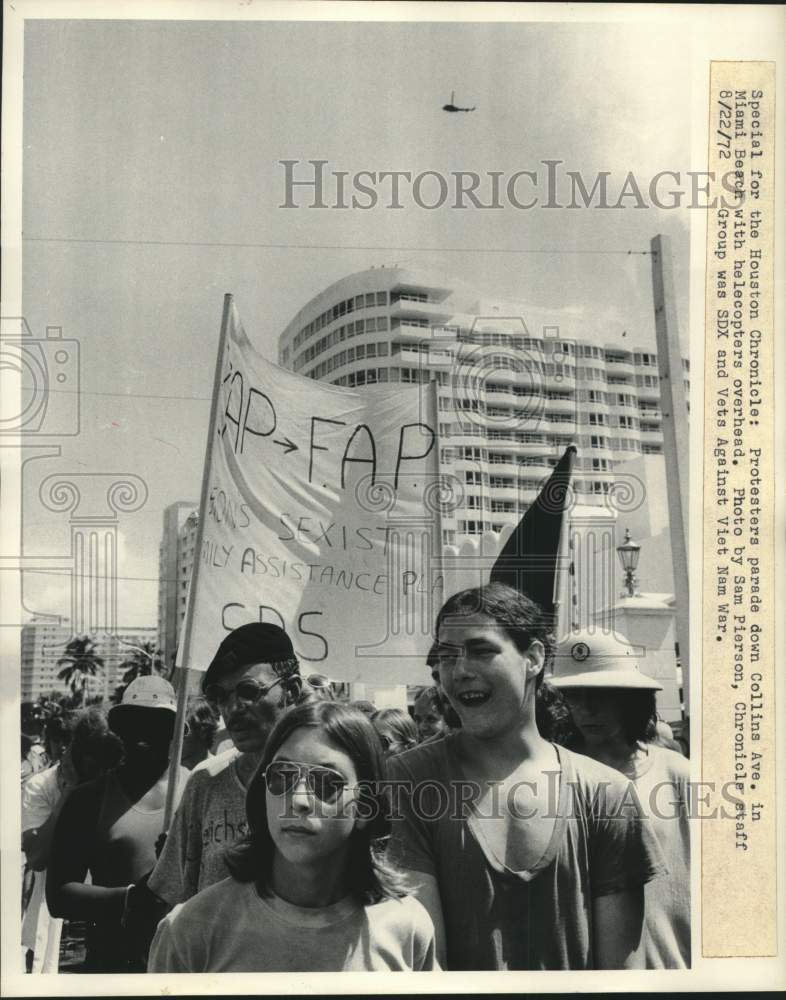 1972 Press Photo Viet Nam War protesters parade down Collins Ave, Miami Beach - Historic Images