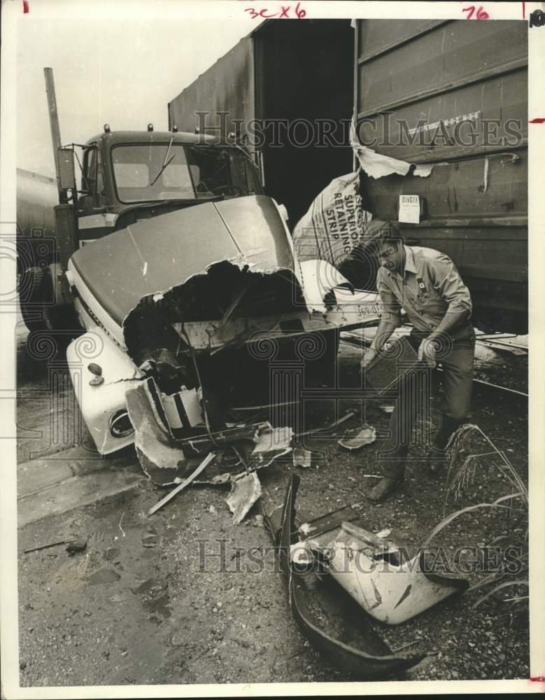 1972 Press Photo Jerry Drummond picking up pieces of truck-train accident - TX- Historic Images