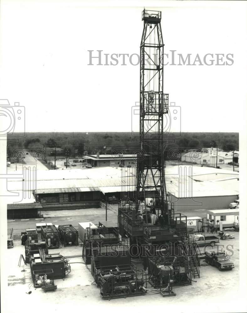 1994 Press Photo Modular platform workover oil rig, Sundowner VI, in Caspian Sea - Historic Images