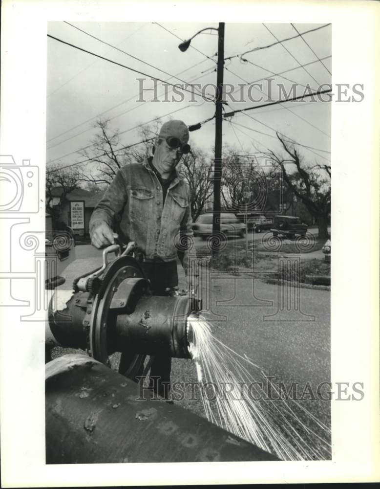 1986 Press Photo Dan Patten bevels an eight-inch steel water main - Houston- Historic Images