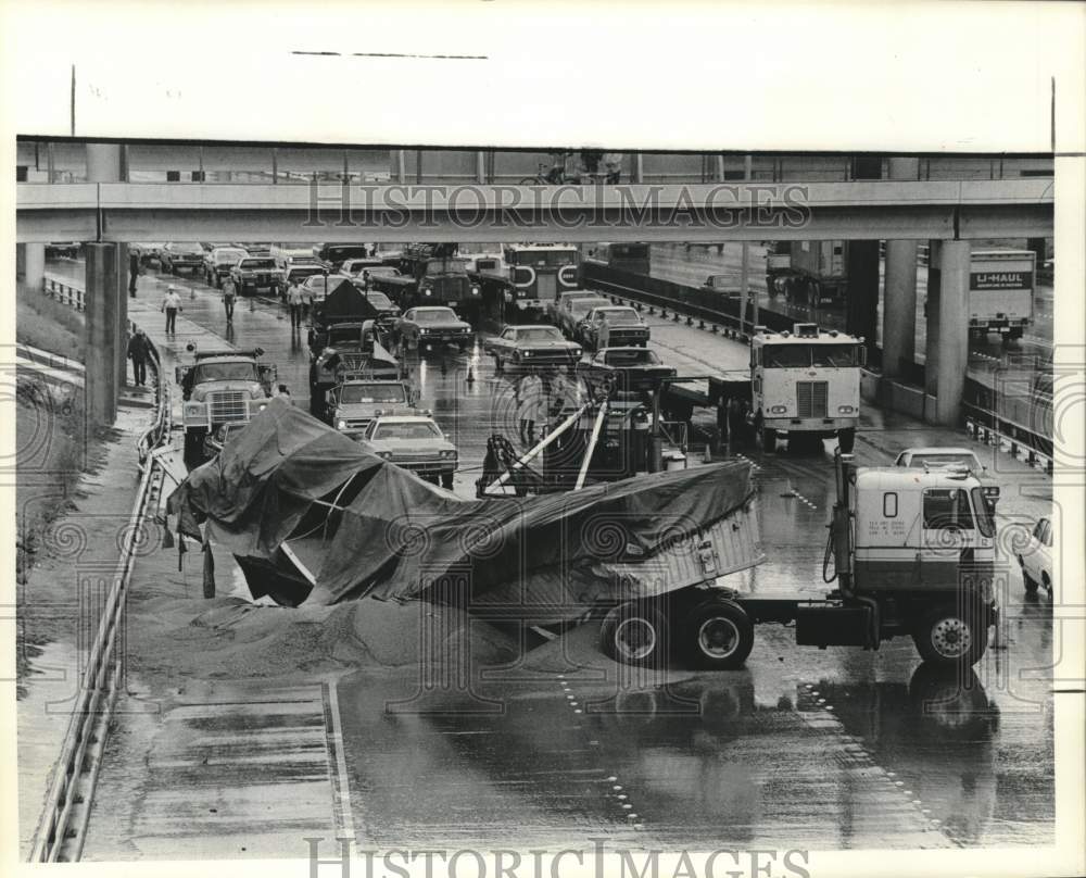 1974 Press Photo Truck spilled load of grain - Houston traffic accident - Historic Images