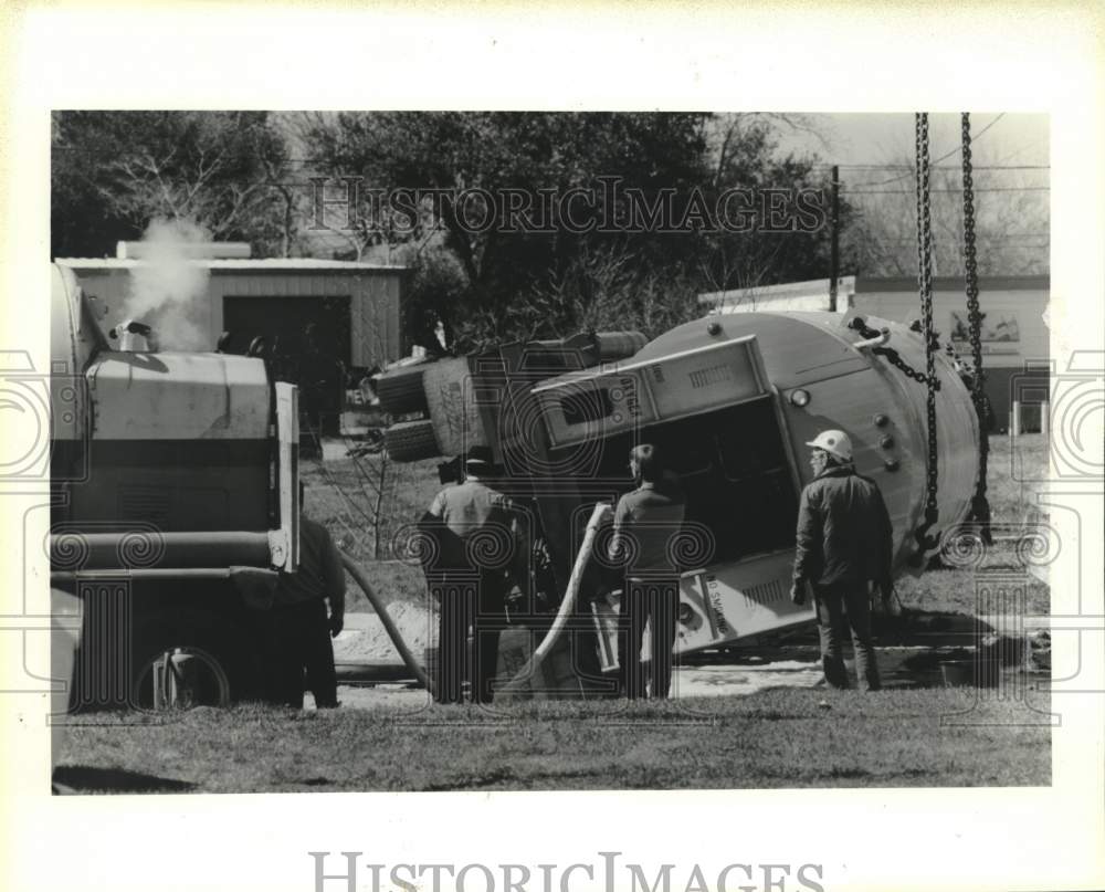 1986 Press Photo Firefighters empty liquid oxygen from truck after TX accident - Historic Images