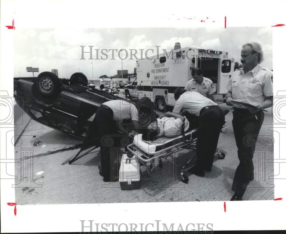 1992 Press Photo Paramedics Care for Traffic Accident Victim on 59 Near Houston - Historic Images