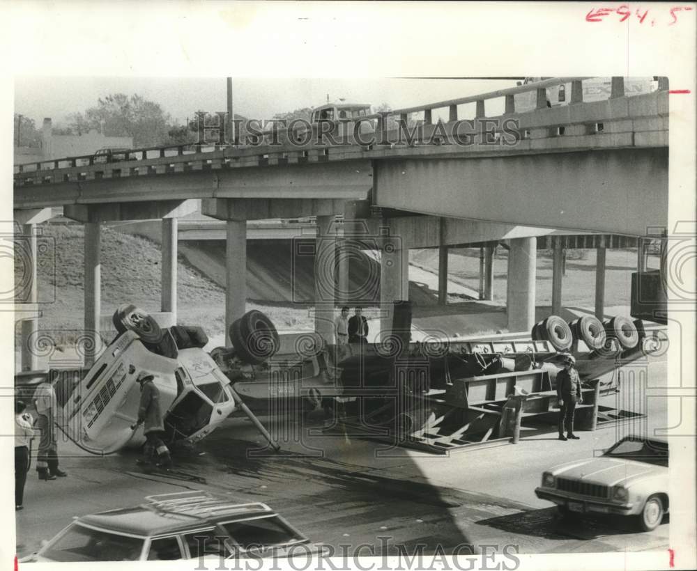 1977 Press Photo USA Delivery Service truck overturned on Houston Ave at I-10 - Historic Images