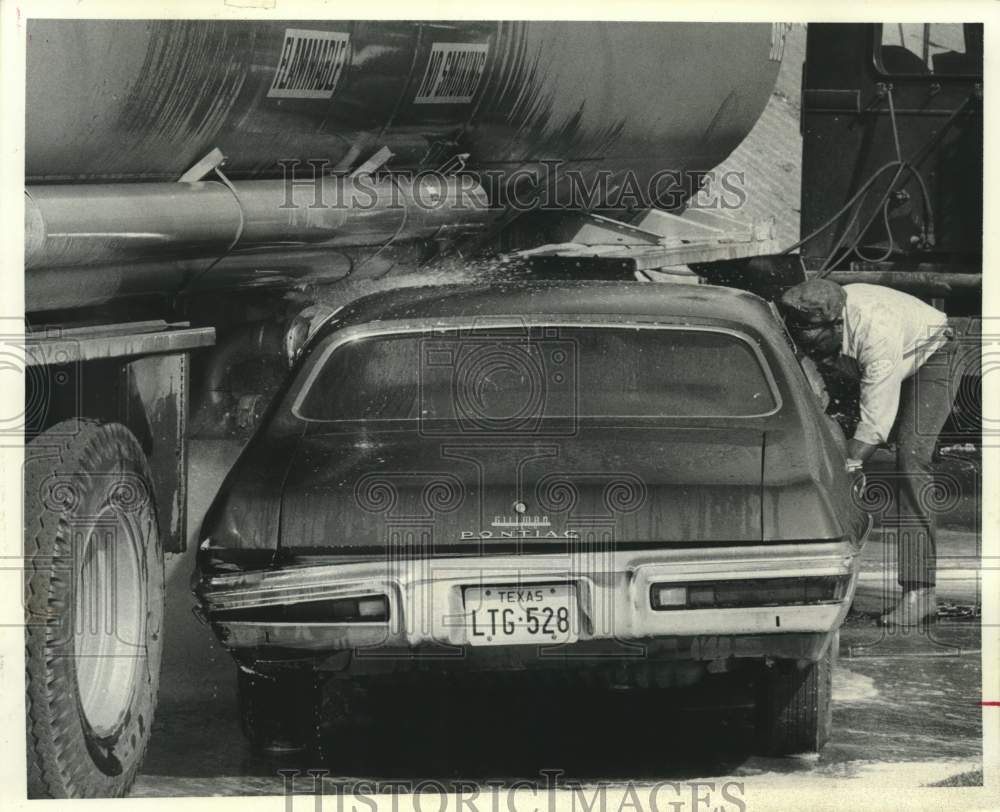 1975 Press Photo Car collided with gasoline tank truck on Katy Freeway, Houston - Historic Images