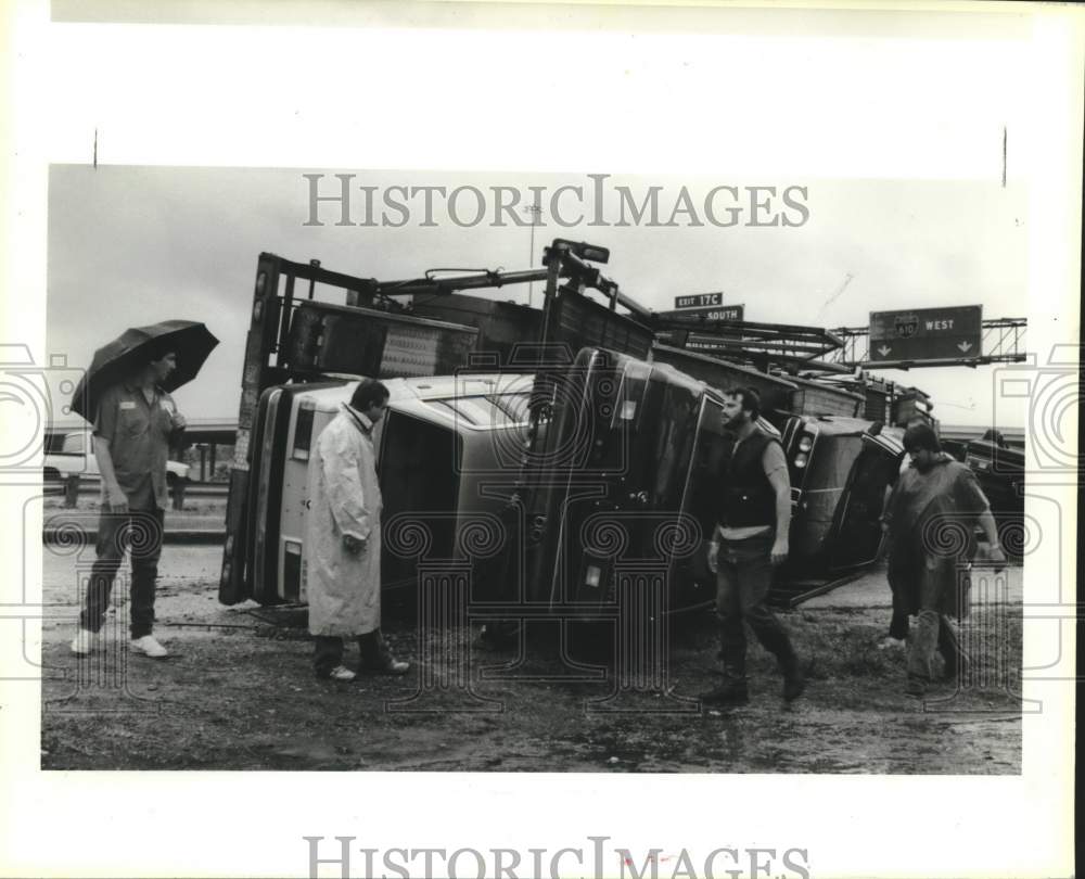 1985 Press Photo Truck carrying BMW cars overturns on North Loop in Houston - Historic Images