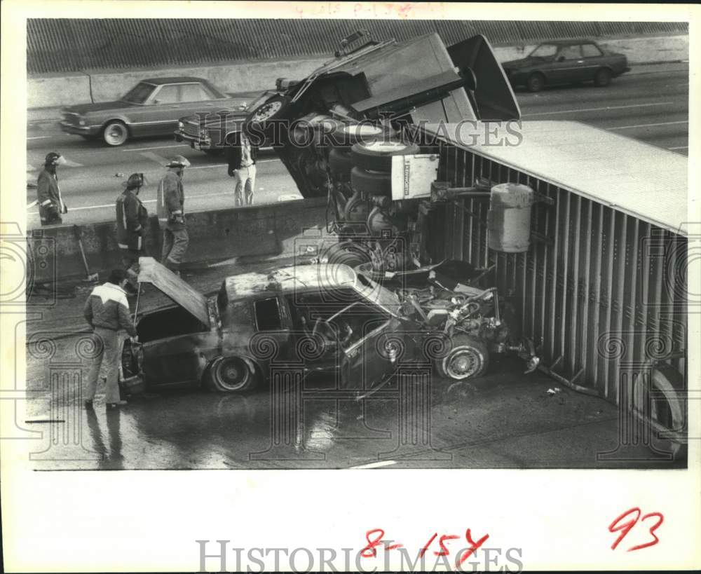 1985 Press Photo Houston Firemen investigate accident - 18-wheeler and two cars- Historic Images