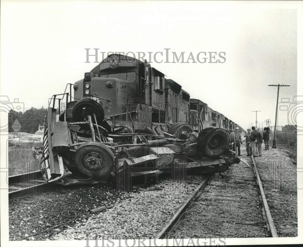1977 Press Photo Truck and train accident on tracks in Houston - Historic Images