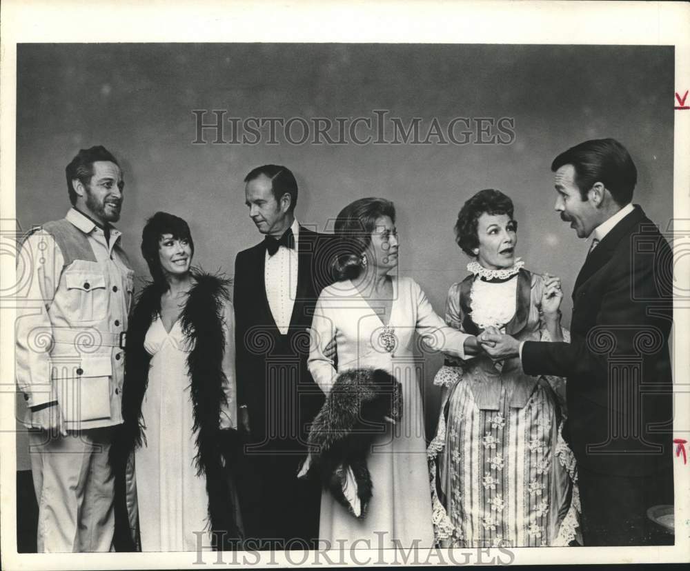 1972 Press Photo John and Mary Louise Knowlton greet Alley Theater cast members - Historic Images