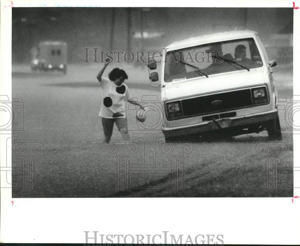 1992 Press Photo Lady tries to walk in flood, van drives half submerged-Houston- Historic Images