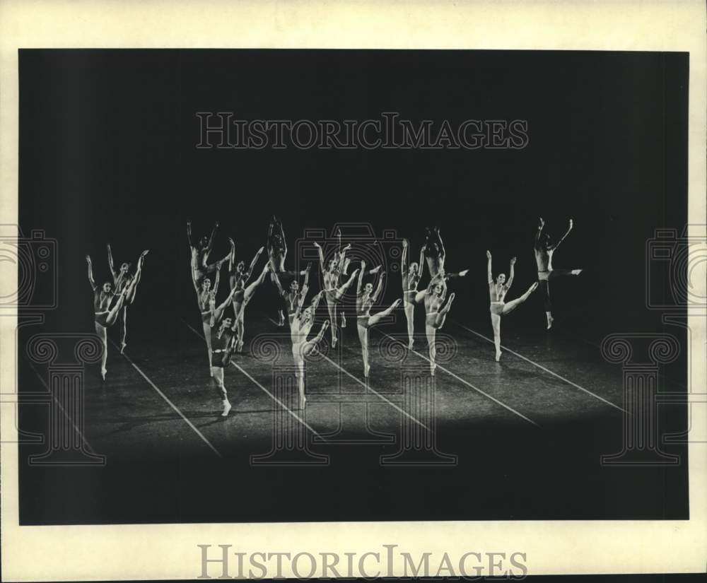 1976 Press Photo Houston Ballet performance of "Con Spirits" - Historic Images