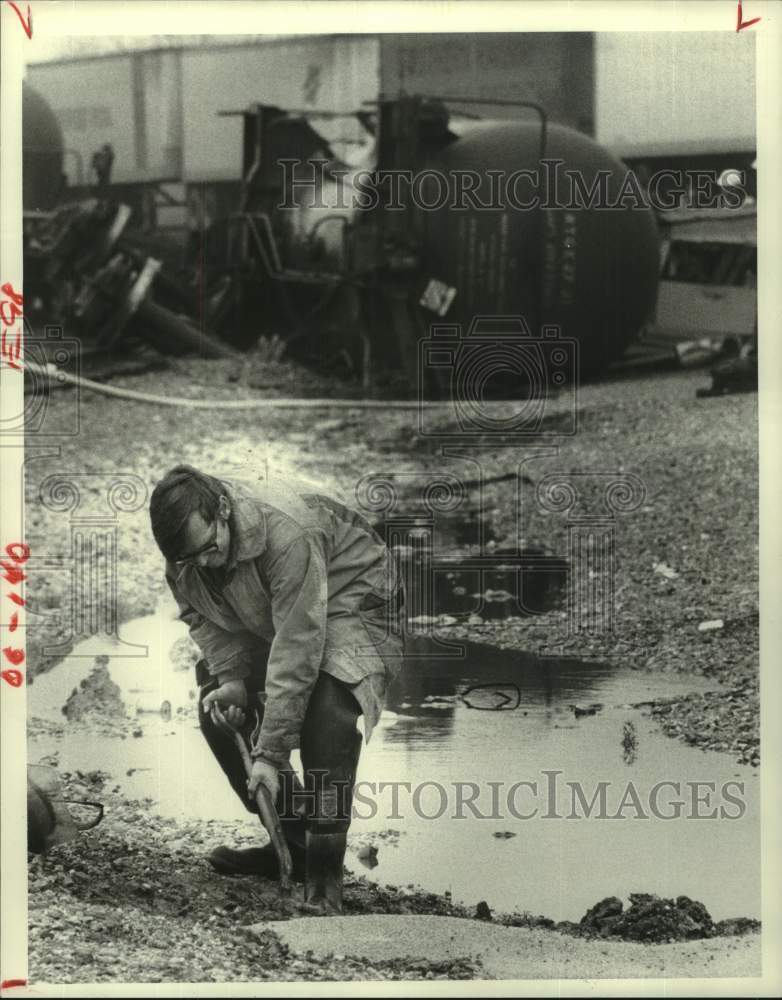 1980 Press Photo Houston firefighter dams chemical spill at trail derailment - Historic Images