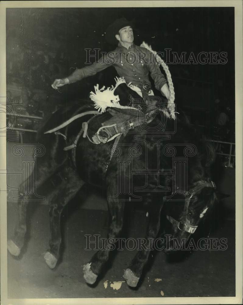 1961 Press Photo Saddle bronc rider at rodeo - Historic Images