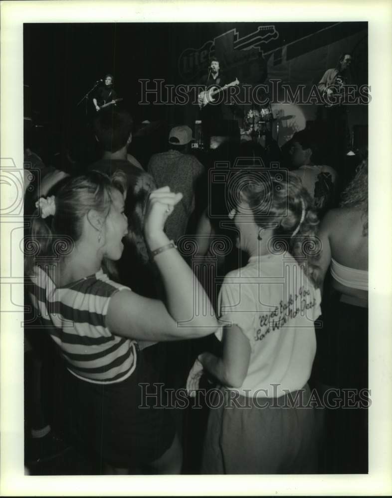 1989 Press Photo Fans Watching Omar and the Howlers, Texas Rock Band - Historic Images