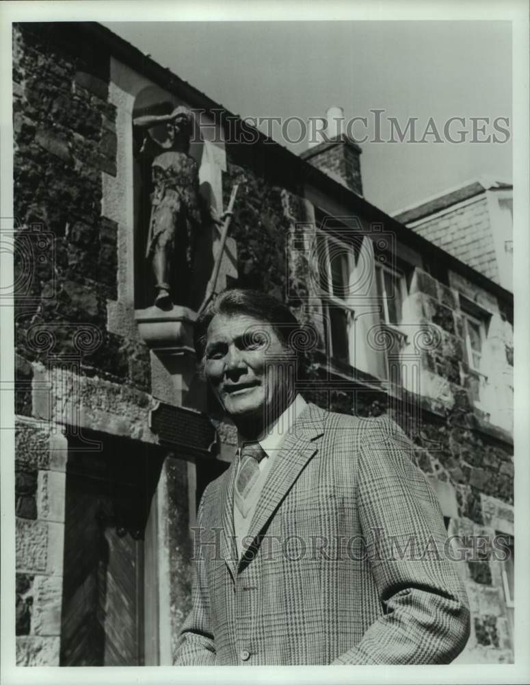 1982 &quot;Ripley&#39;s&quot; host Jack Palance; Robinson Crusoe statue, Scotland - Historic Images