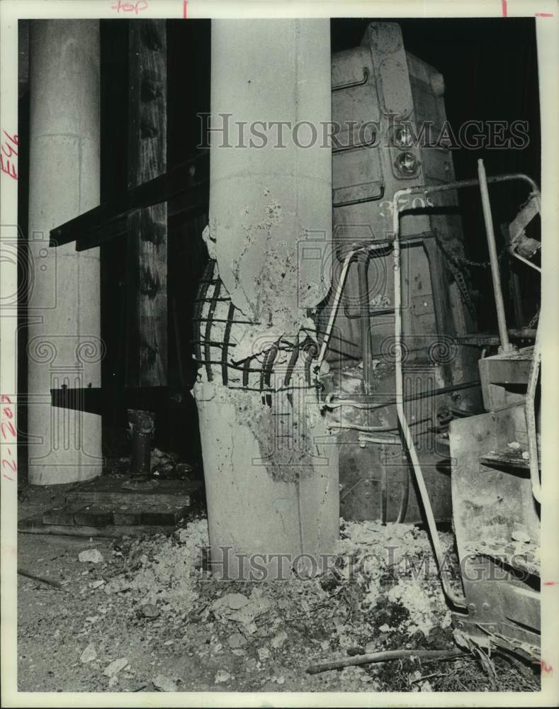 1976 Press Photo View of Damaged Elysian Viaduct Column from Houston Derailment - Historic Images