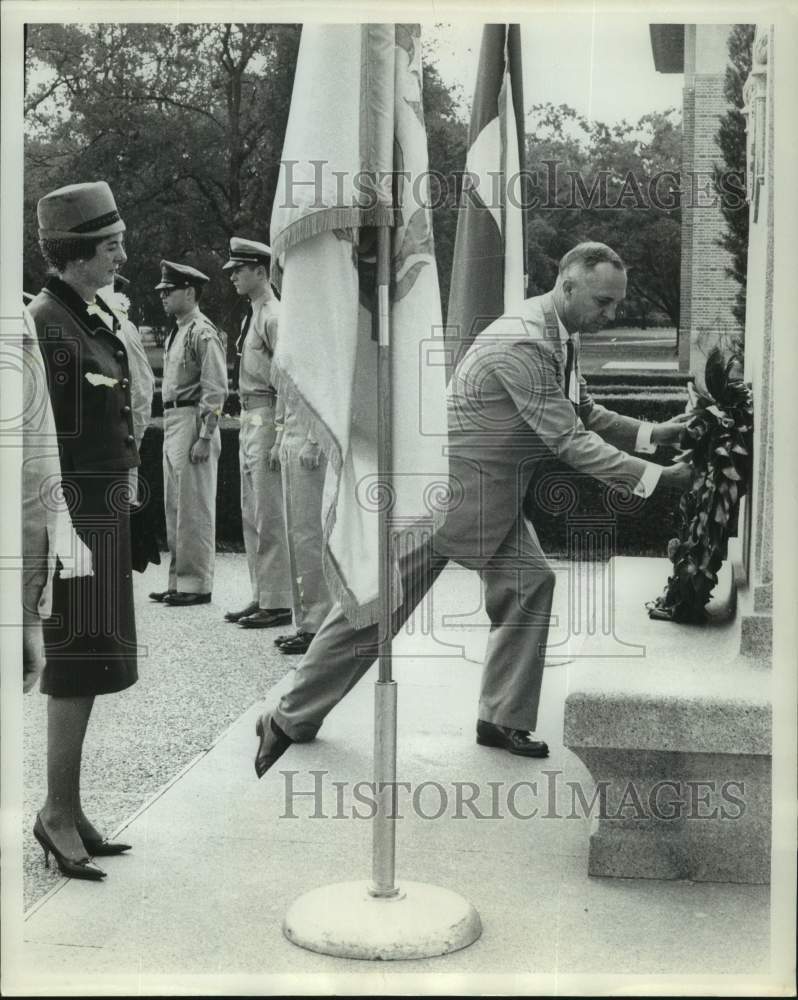 1962 Press Photo Everett D. Collier lays wreath at tomb of William Marsh Rice- Historic Images