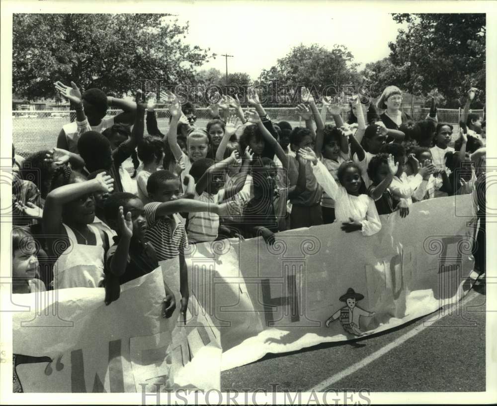 1985 Press Photo Shearn Elementary students perform &quot;We Are The World&quot; - Houston- Historic Images