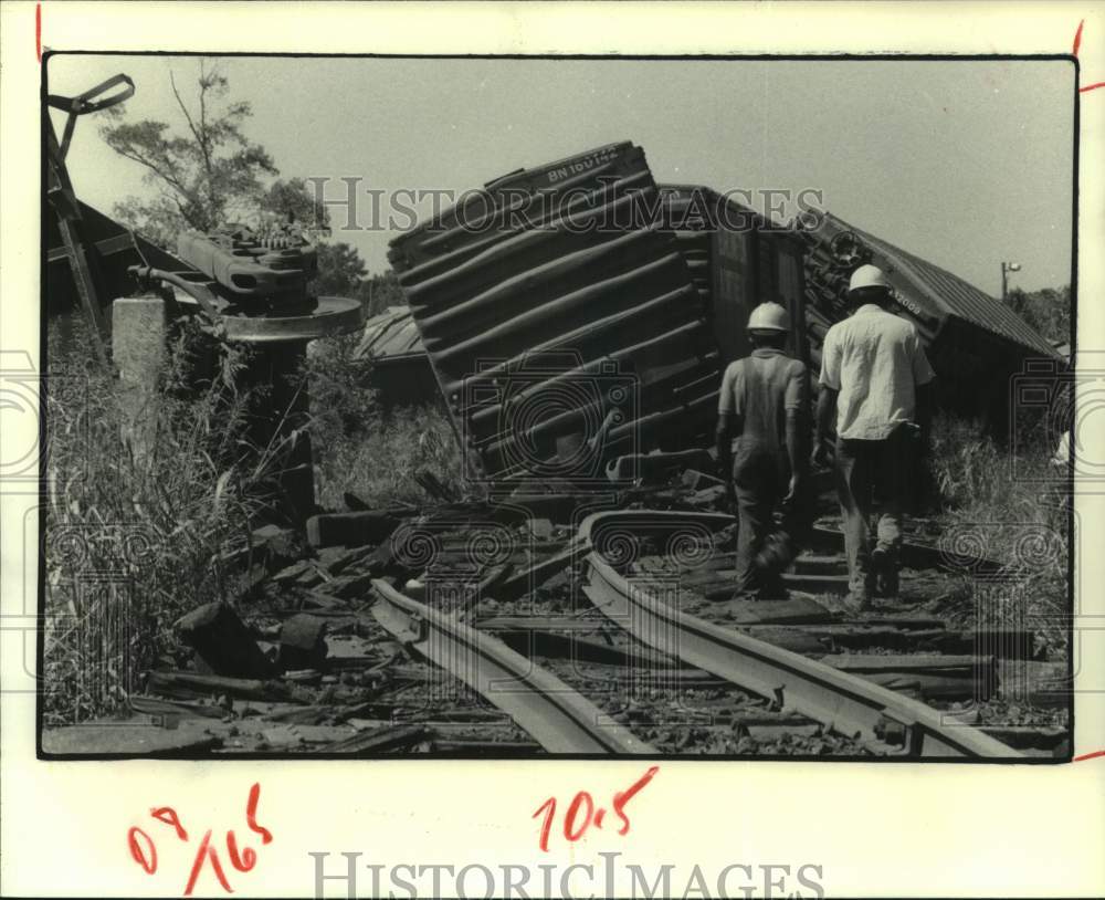 1979 Press Photo Grain-filled rail cars derailed in Houston - Workmen at scene- Historic Images