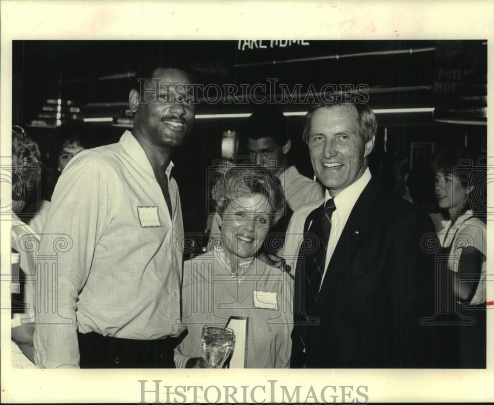 1985 Houston Oilers' Ronald McDonald House fundraiser attendees - Historic Images