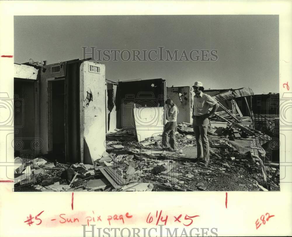 1979 Press Photo Mr. &amp; Mrs. Gary Cox check remains of home after tornado in TX - Historic Images