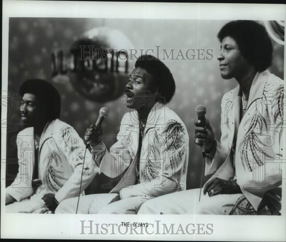 1981 Press Photo The O'Jays sing on stage in concert - Historic Images