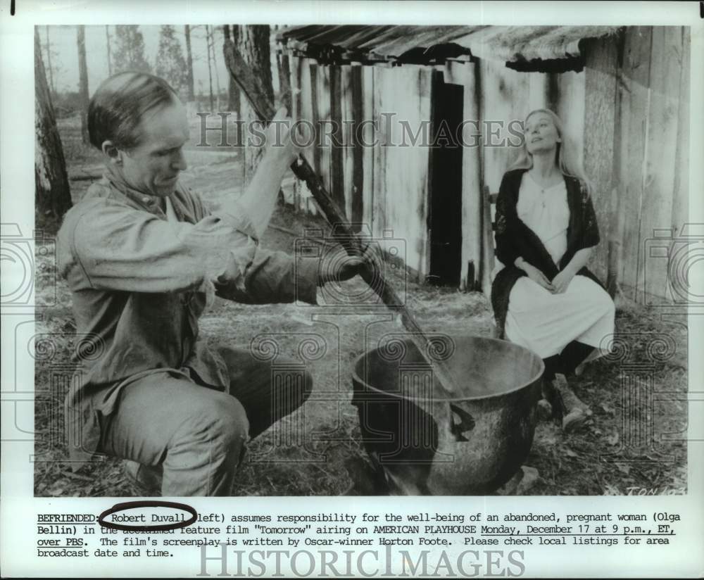1985 Press Photo Robert Duvall & Olga Bellin in scene from "Tomorrow" film - Historic Images