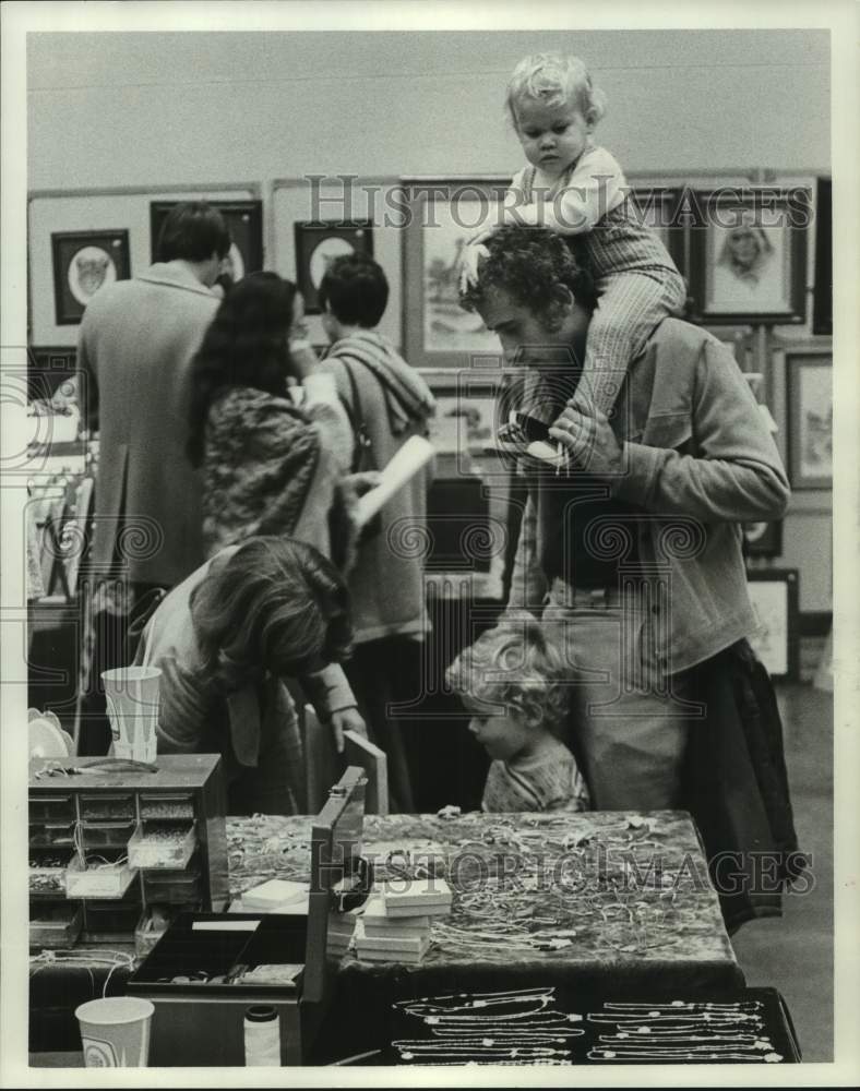 1976 Press Photo Child Gets Bird Eye View at Arts &amp; Craft Show in Houston - Historic Images