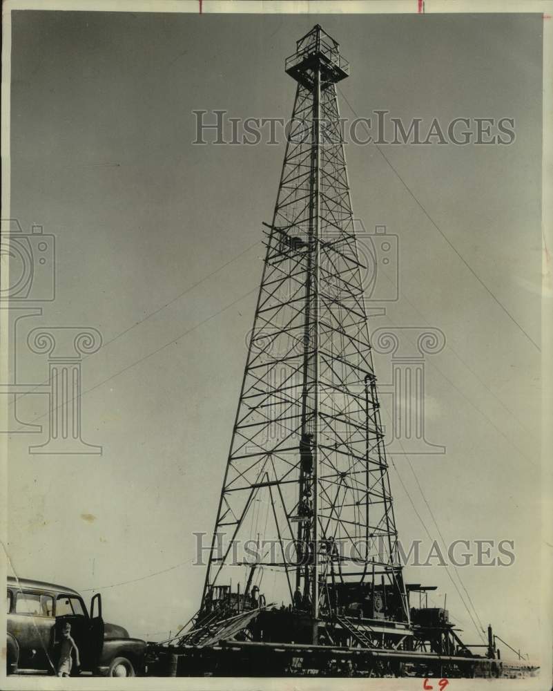 1953 Press Photo View of Workers at an Oil Well Rig - hcx36056 - Historic Images