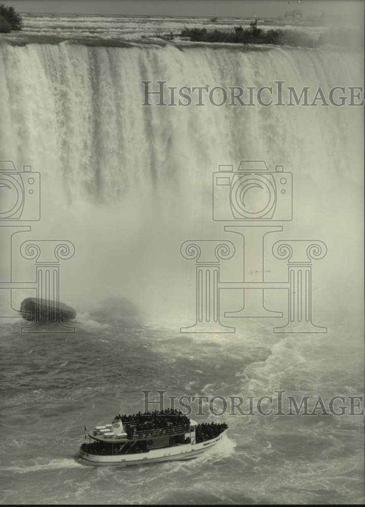 1986 Press Photo &quot;Maid of the Mist&quot; Pleasure Boat Under Niagara Falls in Canada - Historic Images