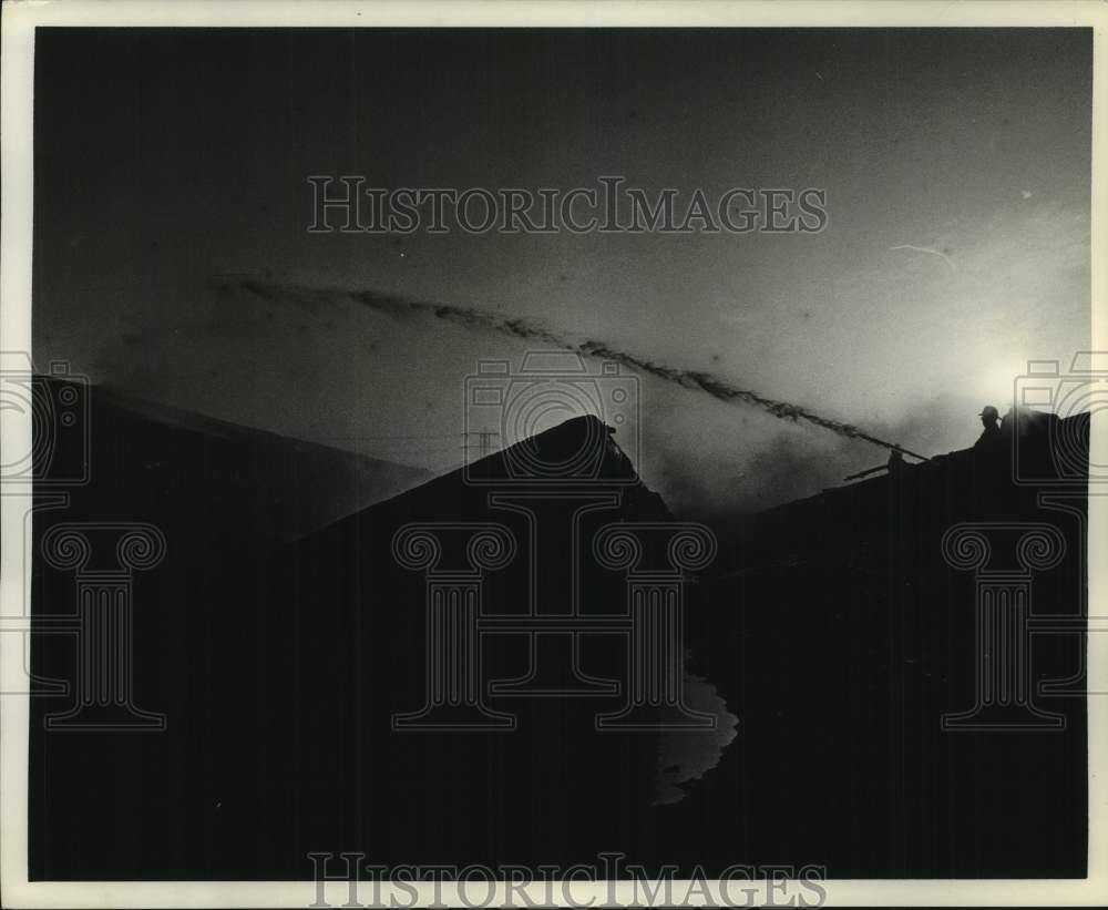 1967 Press Photo Houston Firefighters Spray Fire Hose Water on Burning Building - Historic Images