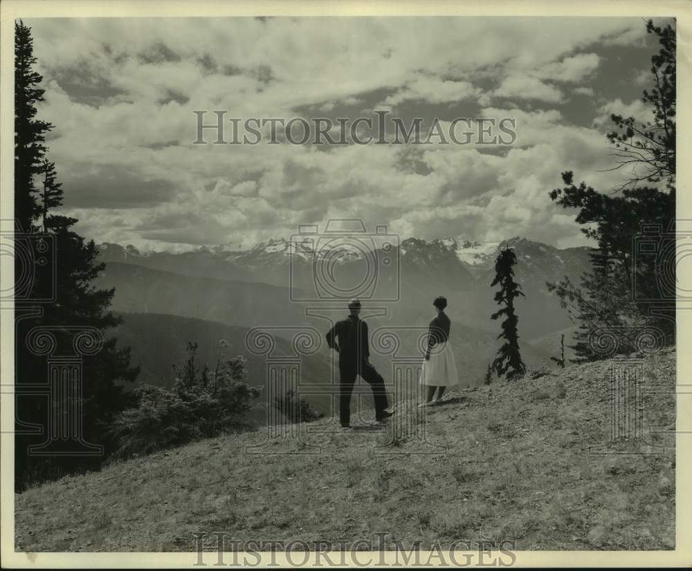 1964 Press Photo Couple at Hurricane Ridge, Olympic National Park, Washington - Historic Images