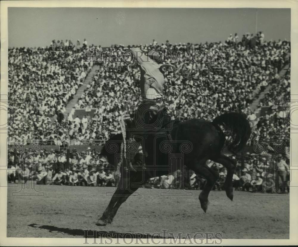 1950 Press Photo Crowds Watch Saddle Bronc Riding Event at Texas Prison Rodeo - Historic Images