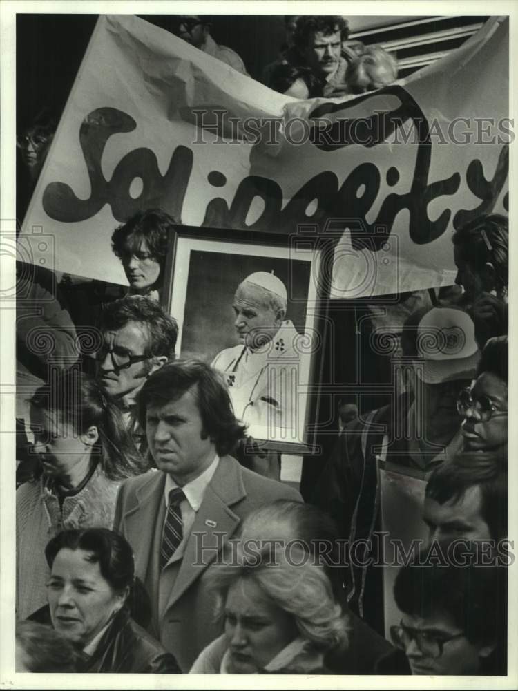 1981 Press Photo Crowd of Demonstrators at Houston City Hall - Historic Images
