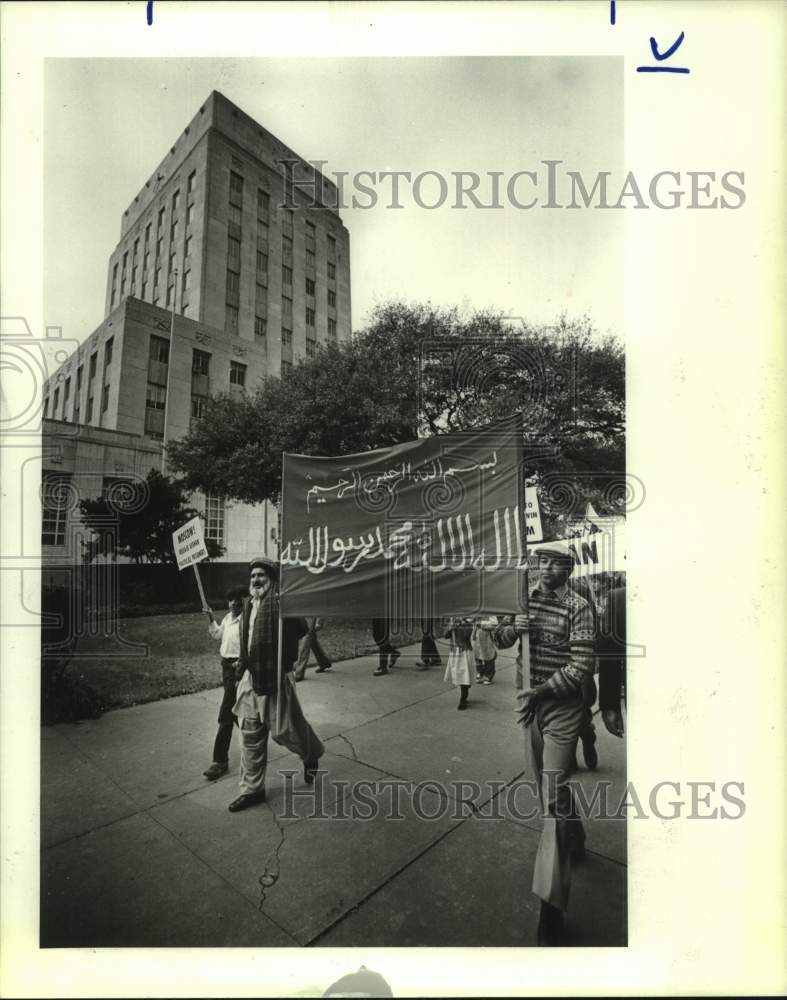 1985 Press Photo Supporters of Afghan Rebels Picketed at Houston City Hall - Historic Images