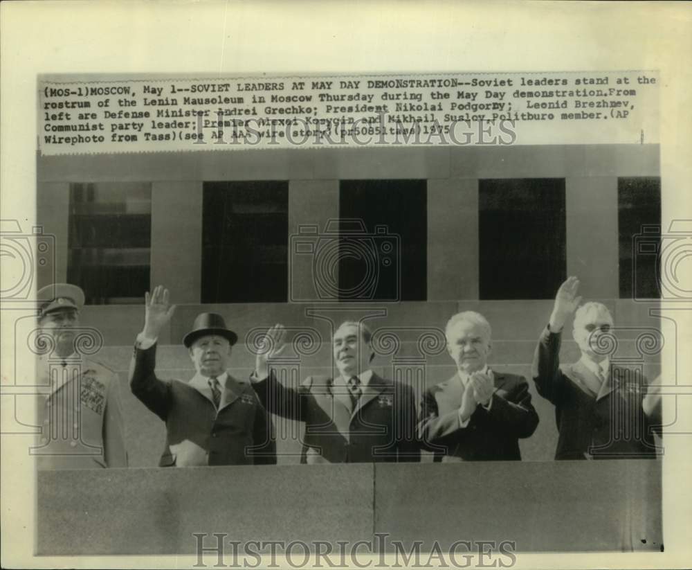 1975 Press Photo Soviet leaders on the rostrum of Lenin Mausoleum, Moscow - Historic Images