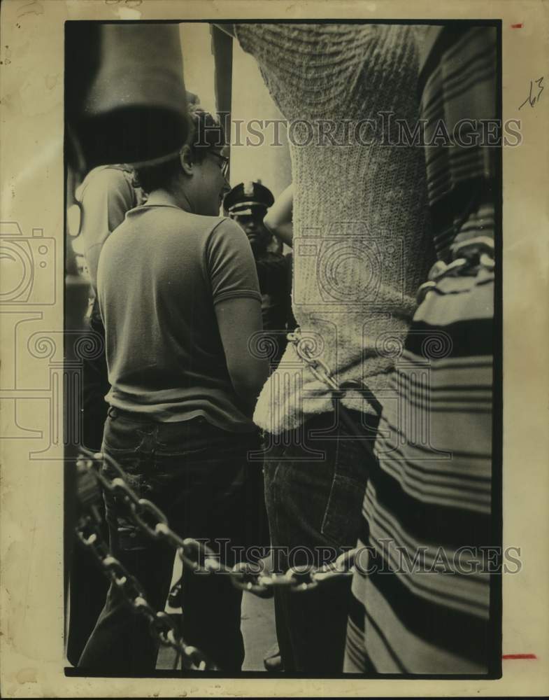 1972 Press Photo Vietnam War protestors chained to Federal Building in Houston - Historic Images