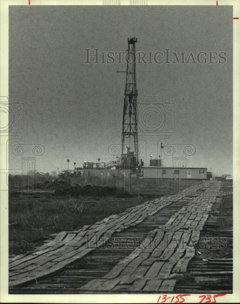 1982 Press Photo Wooden road leads to Texas oil drilling rig - Historic Images