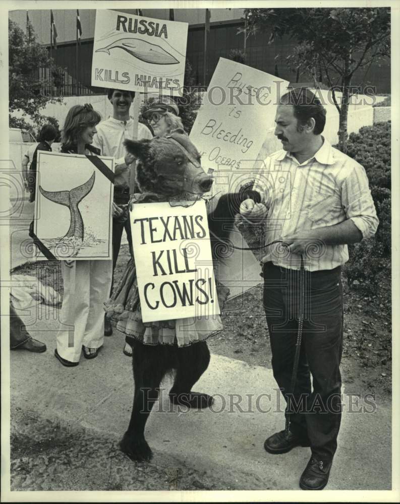 1979 Press Photo Siberian bear picketing with trainer, Parico Akhalkatsishvilly - Historic Images