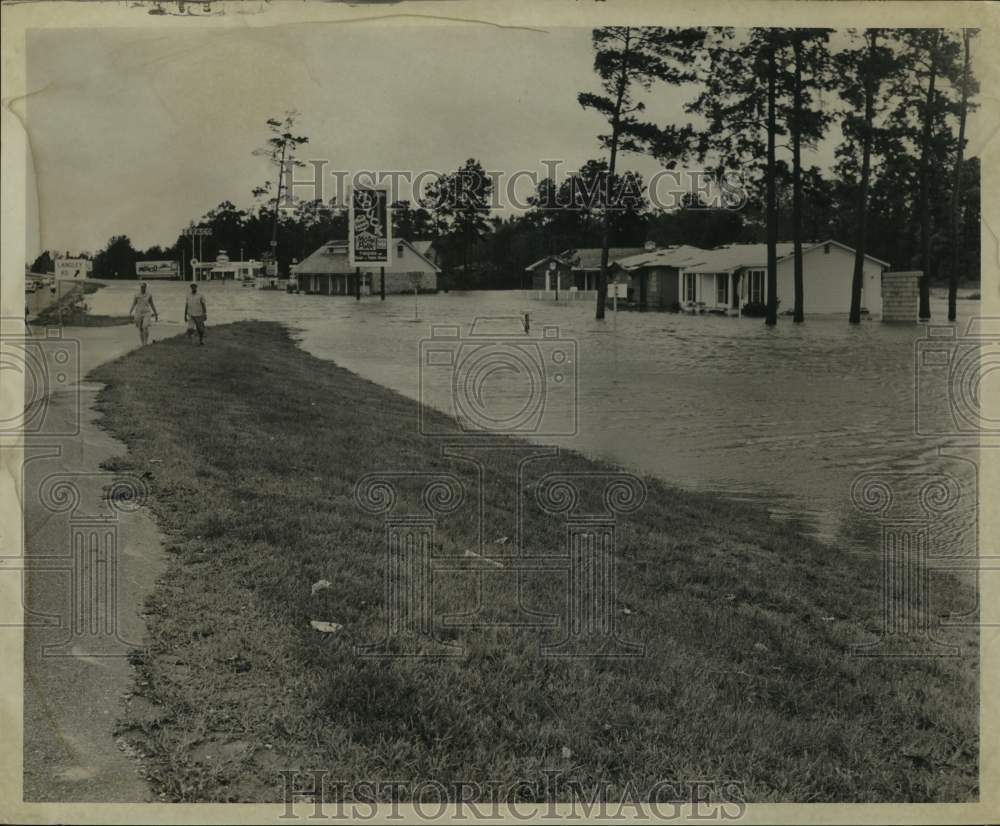 1961 Press Photo Couple walks on high ground in Houston - Hurricane Carla flood - Historic Images