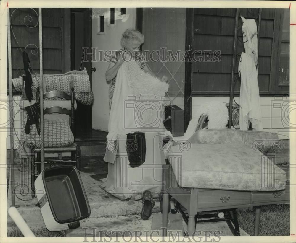 1961 Press Photo Woman cleans up home after Hurricane Carla - Kemah, Texas - Historic Images