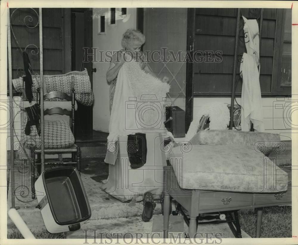 1961 Press Photo Woman cleans up home after Hurricane Carla - Kemah, Texas - Historic Images