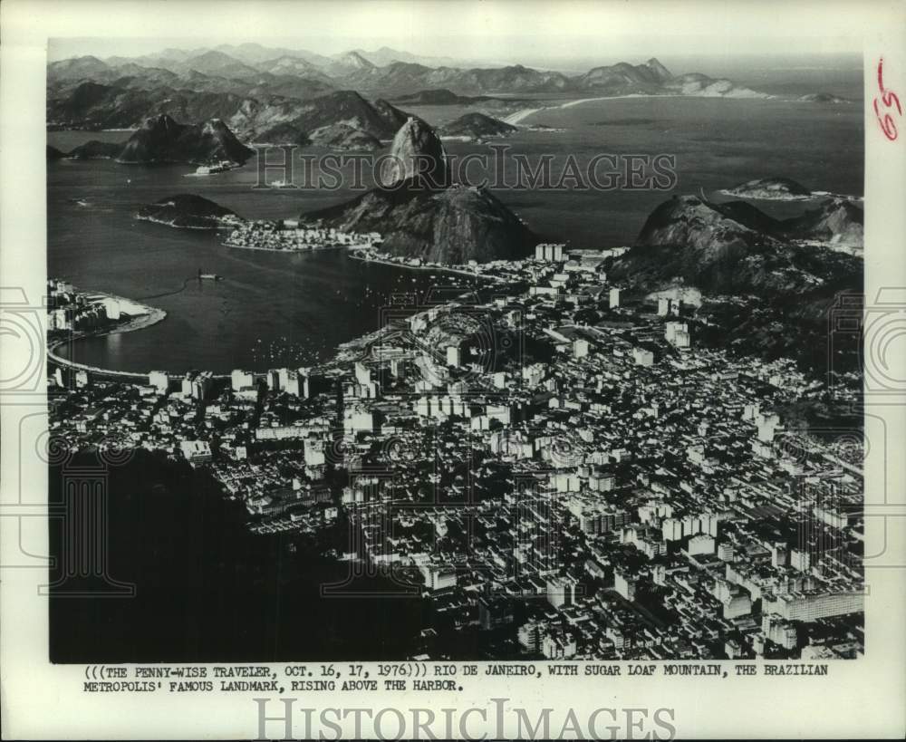 1976 Press Photo Rio de Janeiro with Sugar Loaf Mountain rising above harbor - Historic Images