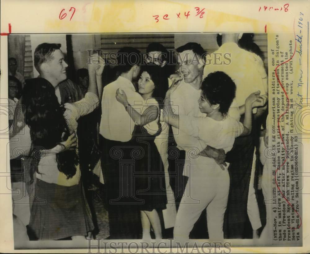 1963 Press Photo American soldiers dance with women in Saigon - South Vietnam - Historic Images