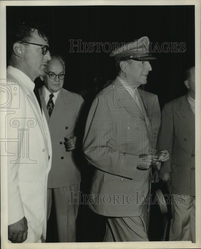 1951 Press Photo General Douglas MacArthur Surrounded by Group of Men - Historic Images