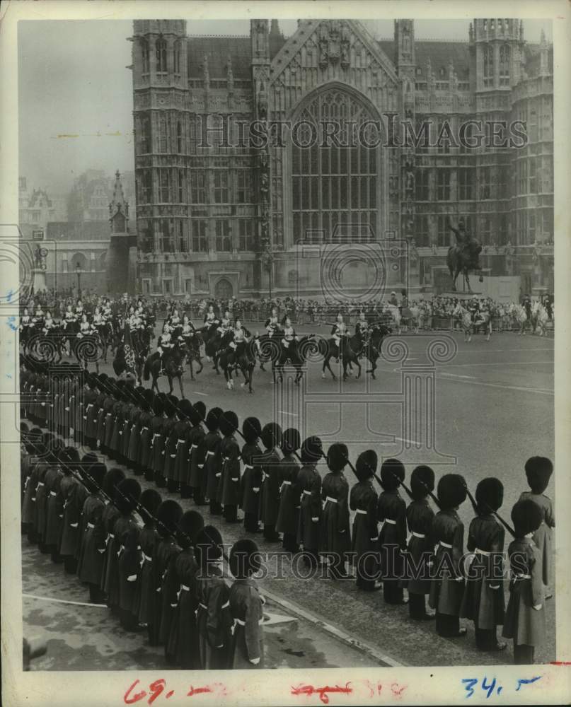 1981 Press Photo Queen&#39;s Procession Passes the Old Palace Yard, Great Britain - Historic Images