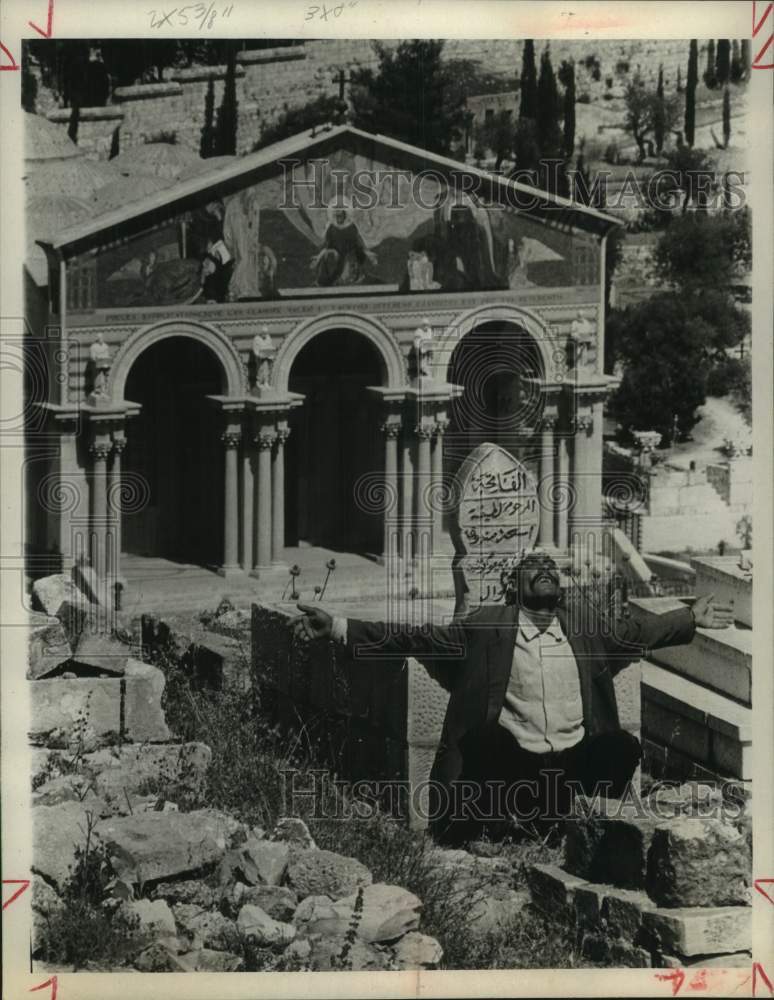 1979 Press Photo Moslem prays in Old Jerusalem near Christian shrine - Historic Images