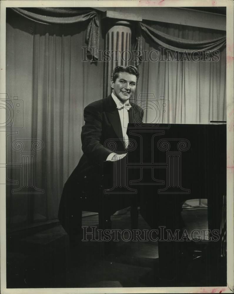 1954 Press Photo Liberace at Piano - Historic Images