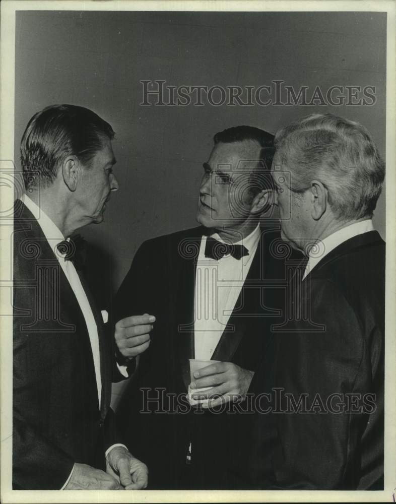 1974 Press Photo George Bush, Sr. Talks with Others - Historic Images