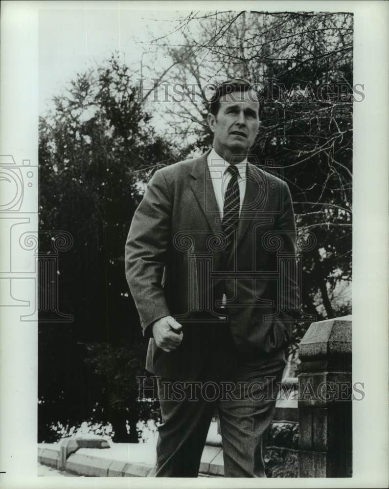 1970 Press Photo George Bush, Sr. walking outside - Historic Images